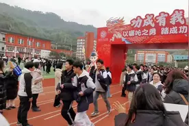 哪吒主题的百日誓师，有被惊艳到！万盛高三学子开启终极冲刺模式→图片
