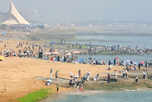 众拍 | 日照海边被 “人海” 包围，沙滩秒变 “人的海洋”