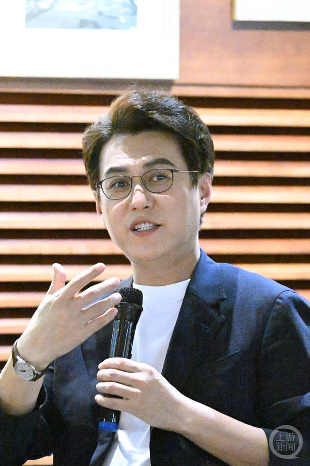 靳东向青年戏剧工作者发邀约