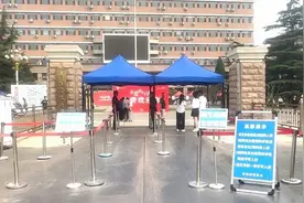 新生报到日北京高校是否对外开放？记者实探：校外人员需预约进校图片
