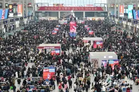 上海这里人人人人人！直击上海春运首日，交通信息“一键达”→图片
