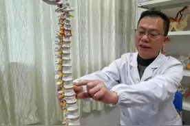 避免“下腰瘫”，教育部提醒：未满10周岁的儿童慎做下腰图片