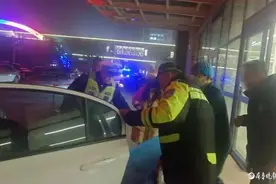 为救治生命抢时间，东昌府交警驾警车一路狂飙，直奔医院图片