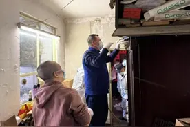 独居老人家中清出1.5吨废弃杂物图片