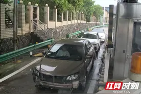 暴雨来袭，司机在高速上的这番操作险酿大祸图片