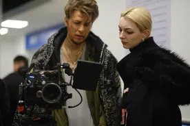 中国造霸总“硬控”海外主妇丨演员：​有人专门从国外飞来拍戏，拍摄交流多靠比划图片