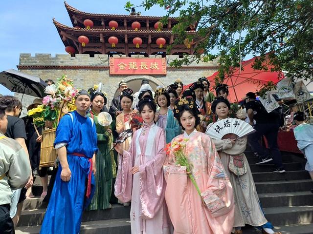 年游客量突破百万 成都金龙长城靠“情绪价值”实现文旅转型