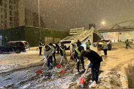 河南小伙推迟回家，加入“清冰除雪尖刀队”图片