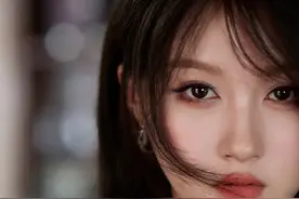 关晓彤回应华表奖造型争议：没有什么设计，只为走路方便图片