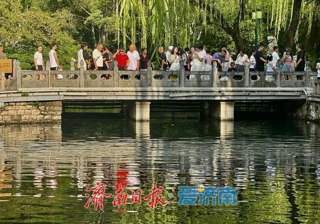 一年四季 泉在济南丨“趵突腾空”引客来 暑期尾声，趵突泉游客络绎不绝