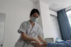 女孩麦粒肿反复发作，医生一招小儿推拿显奇效图片