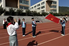 红领巾爱祖国，莱山区第二实验小学举行第二批少先队员入队仪式图片