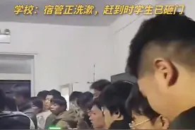 地震时西安一高校宿舍门打不开，学生砸门避险，学校回应：宿管洗漱未听见，赶到时学生已砸开门图片