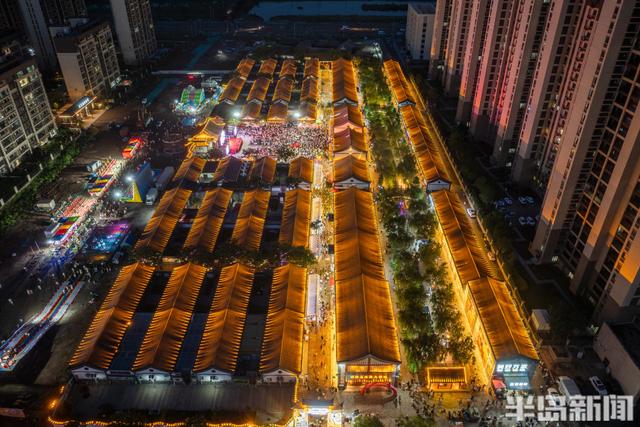 青岛最有“钱”的街区，一场烟花音乐啤酒节正在举办