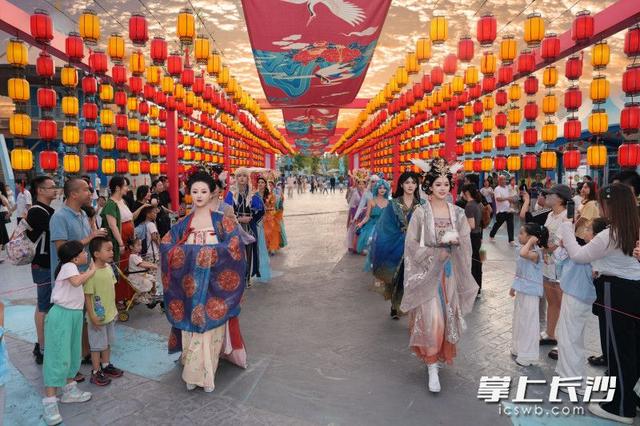 湘江欢乐海洋国潮来袭，水下“嫦娥奔月”引爆双节人气丨组图
