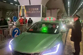 合肥采取多方式疏运举措 确保夜间旅客顺畅出行图片