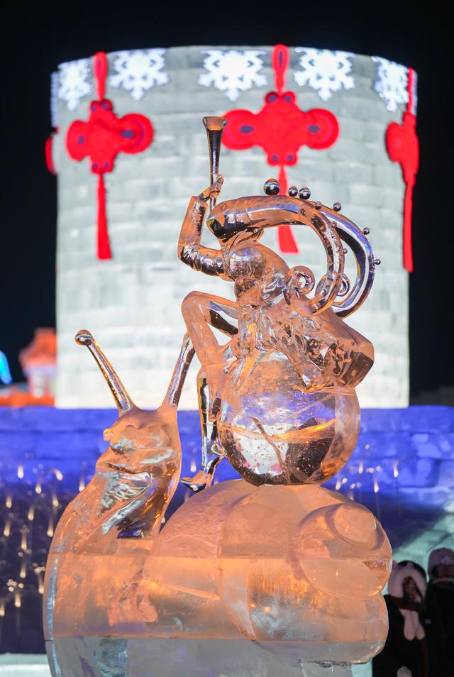 璀璨冰雕闪耀哈尔滨冰雪大世界
