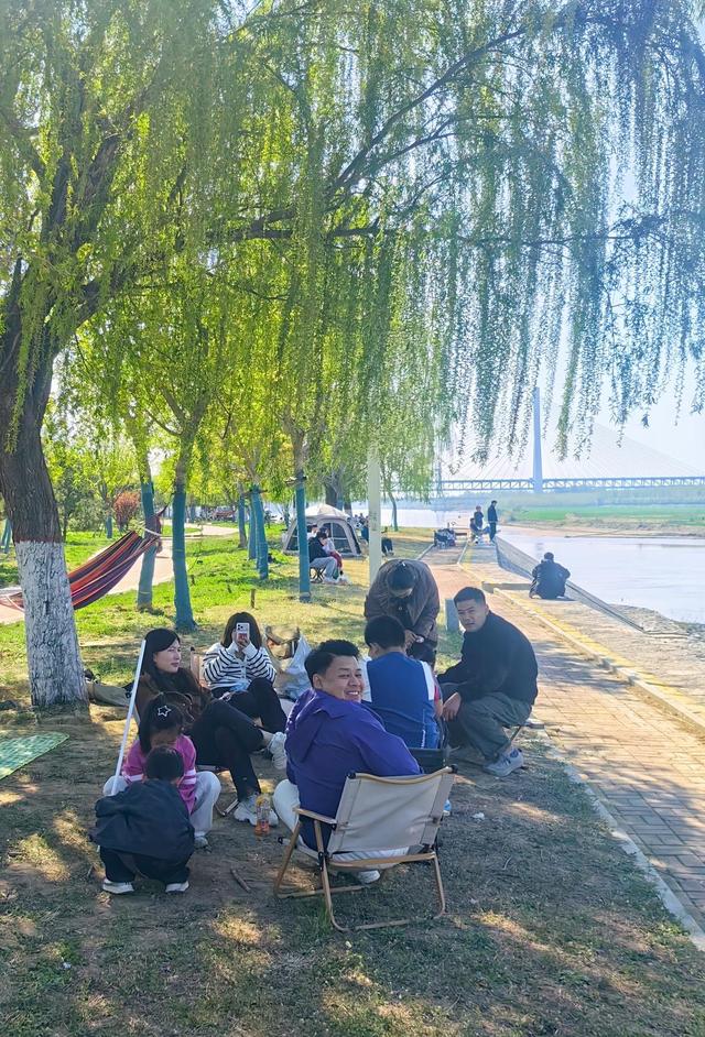野趣满盈黄河岸，春日露营沐暖阳