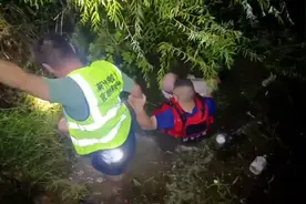 老人掉入池塘死死抓住树枝，救援队员搜索4小时救上岸视频封面