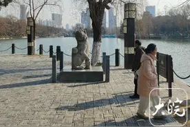 2004年合肥包河清淤，打捞出汉代石狮等古物图片