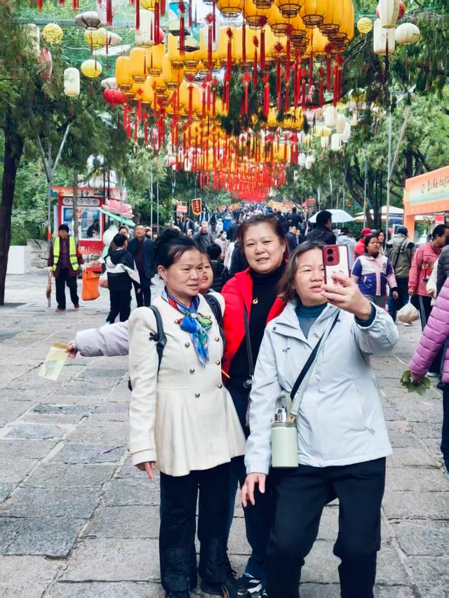 来济南千佛山，热热闹闹赶庙会