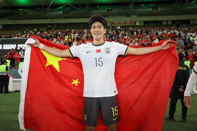 要夺冠？！U23国足三球大胜越南晋级亚洲杯决赛，球迷提前“过年	”了！