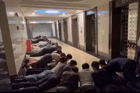 广州一教培机构20多人趴地上迎接领导？机构回应图片