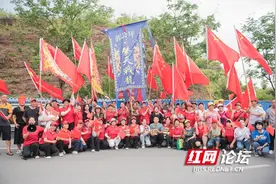 一支龙舟队如何博得上亿流量？实拍麻阳郭公坪擎天战龙队徒步回乡的壮观场面图片