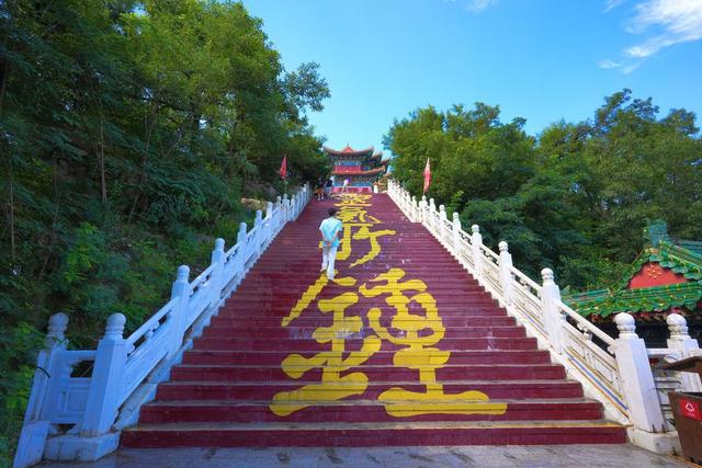 心跳加速！山东首家海拔近千米上“悬崖秋千”亮相沂山，挑战极限