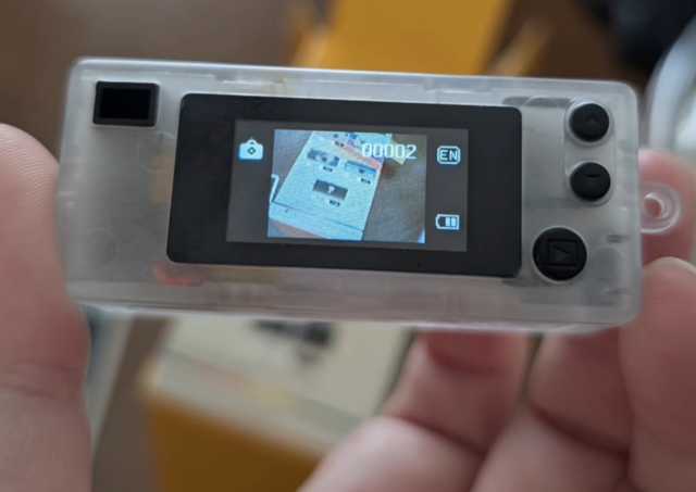 200块的塑料盲盒，怎么成了当下最火的“出片神器”