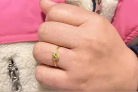 这就是赚钱的意义！大三男孩兼职攒钱给妈买金子，妈妈：感动又心疼图片