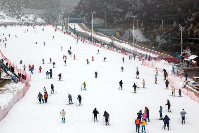 不止冰雪,又燃又暖!2025—2026年六盘水滑雪季启幕
