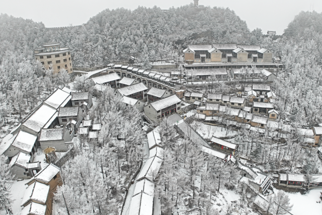 “洛阳怎么一下雪，就封神。”