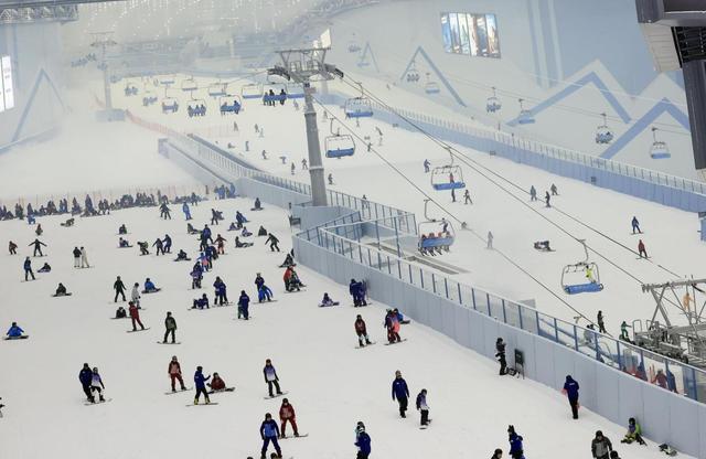 国庆中秋假期，前海冰雪世界迎来市民滑雪热