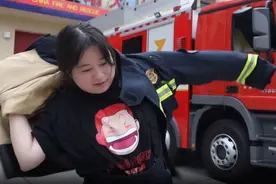 女侠律师张玉霞、搞笑博主“正经的健之”、魔都电台主理人阚晓君、健身UP主“短腿小萝卜”，跟着TA们体验“烈日下的青春”！图片
