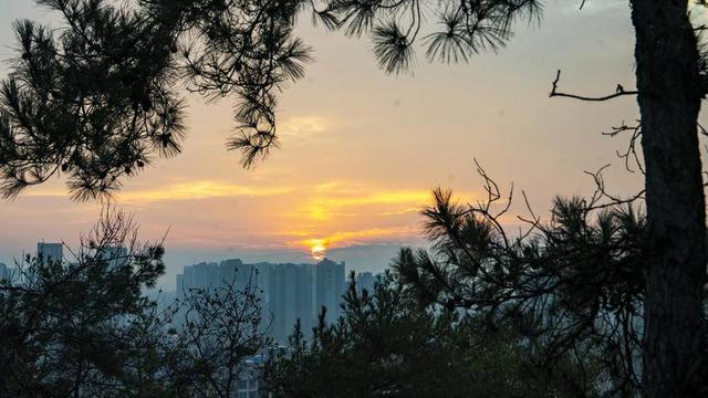 南漳晨光绘梦：当第一缕阳光吻醒湖畔的诗意