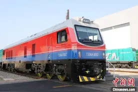 首批2台出口哈萨克斯坦干线货运内燃机车在辽宁大连下线图片