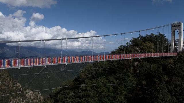 云端有座彩虹桥！嵩县白云山这条 “多巴胺天桥”，谁走谁心动！