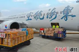 三峡机场货邮吞吐量首破万吨大关图片