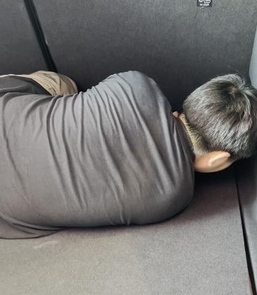 9岁男童被安排躺后备箱 生母再发声