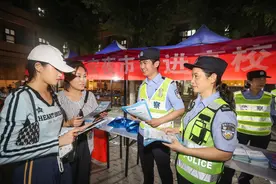 “平安夜市”进高校，筑牢安全防火墙图片