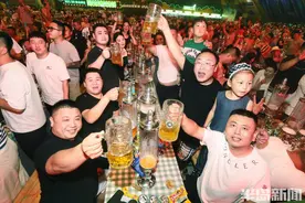 青岛啤酒节在碰杯声中迎来完美谢幕图片