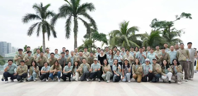 椰风伴歌声，万人赴三亚：一场文旅与消费的双向奔赴