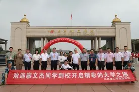 “渐冻”少年报到！学校这样安排，细节太到位……图片