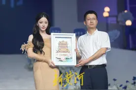 迪丽热巴来济南，竟然收到一座“超然楼”图片