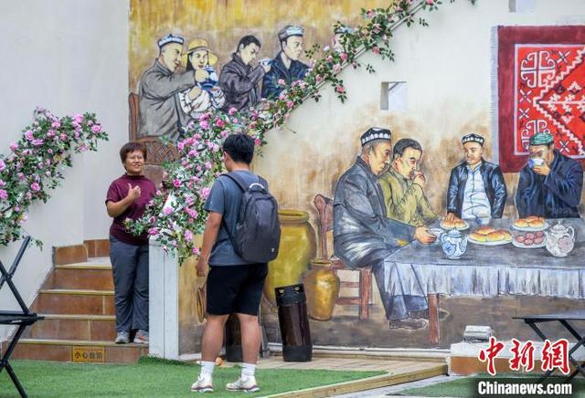 乌鲁木齐：游客大巴扎里看歌舞品美食感受新疆风情