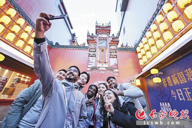 “哇”声一片中，杜甫江阁映入眼帘