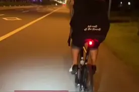 自行车也能顺拐？男子骑自行车双脚一起蹬，网友:袋鼠也能骑自行车了图片