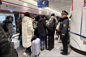 地铁3号线迎春运“首考”：一天运送3万旅客到朝阳站赶高铁图片