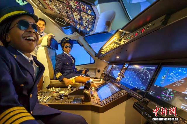 2025“汉语桥”小选手天津体验C919模拟机 触摸中国科技力量
